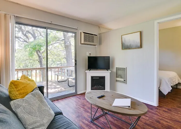 Vibrant Kimberling City Hideaway W/ Private Deck!
