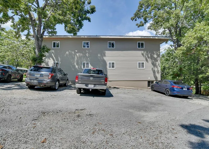 Charming Studio W/ Pool & Table Rock Lake Access!